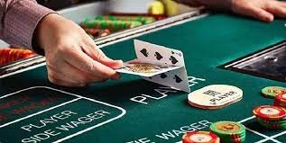 Luật bài baccarat: Cách chia bài, rút bài, tính điếm thắng/ thua